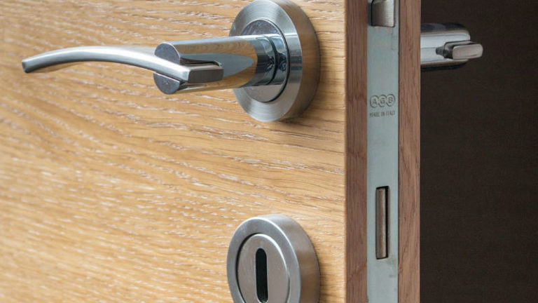 Read more about the article How to Be Sure to Pick a Trustworthy Locksmith to Help With Your Commercial Locksmith Service you Need